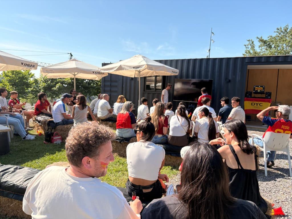 Ambiente de eventos en Cowtainers 5