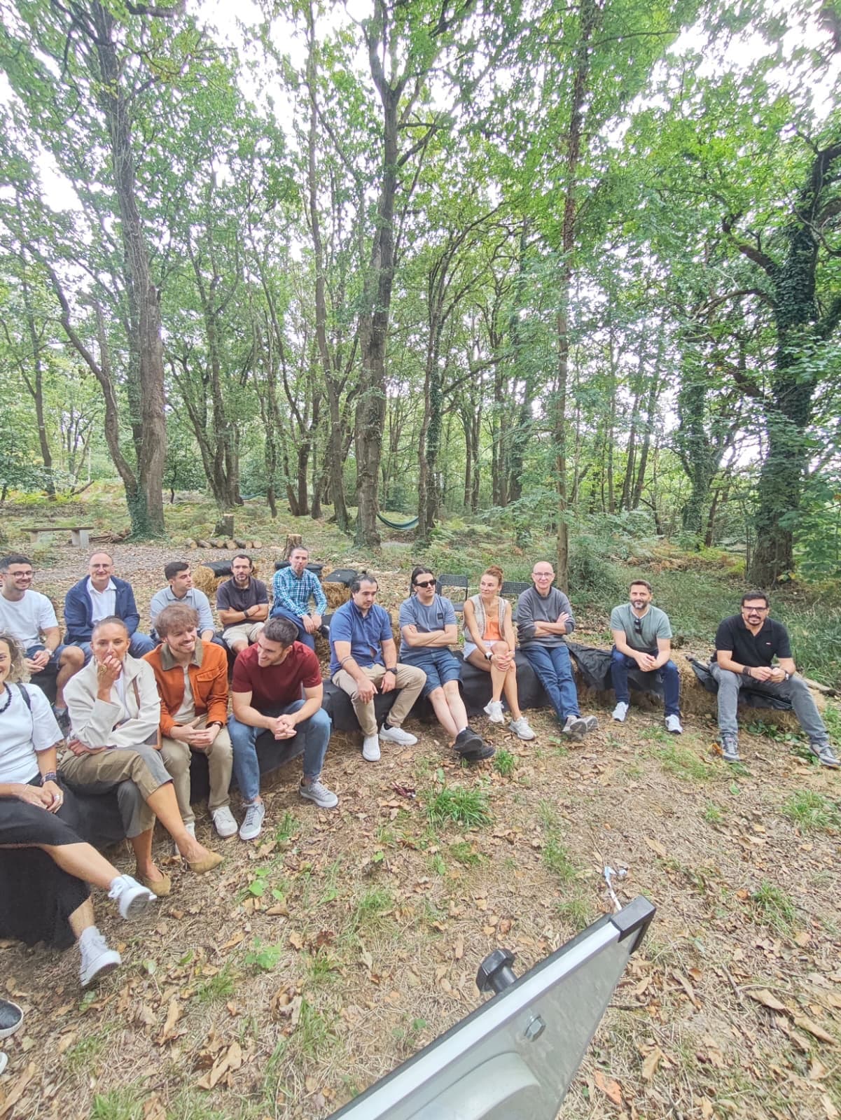 Equipo de ISTRAM reunido al aire libre en Cowtainers