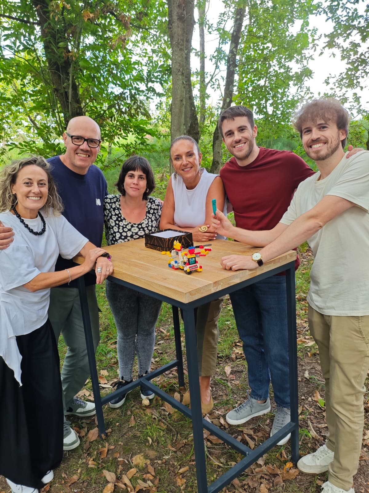 Equipo de ISTRAM colaborando con LEGO en Cowtainers