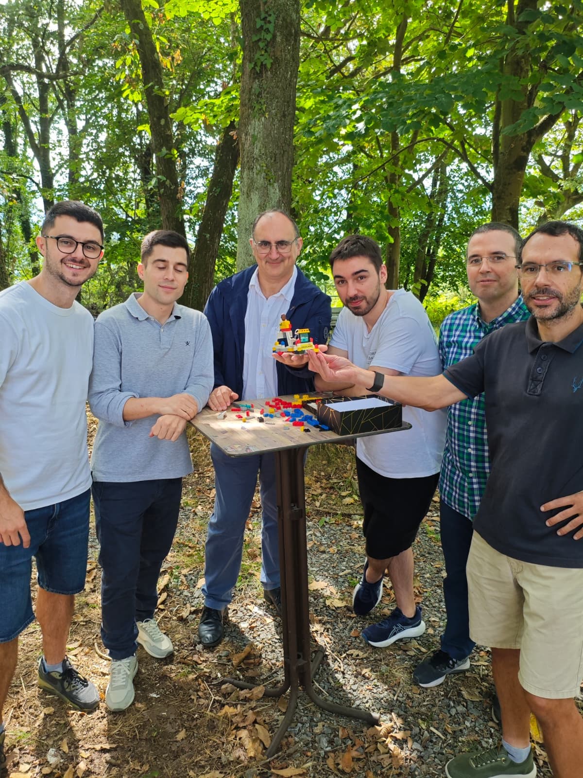 Equipo de ISTRAM mostrando su creación de LEGO