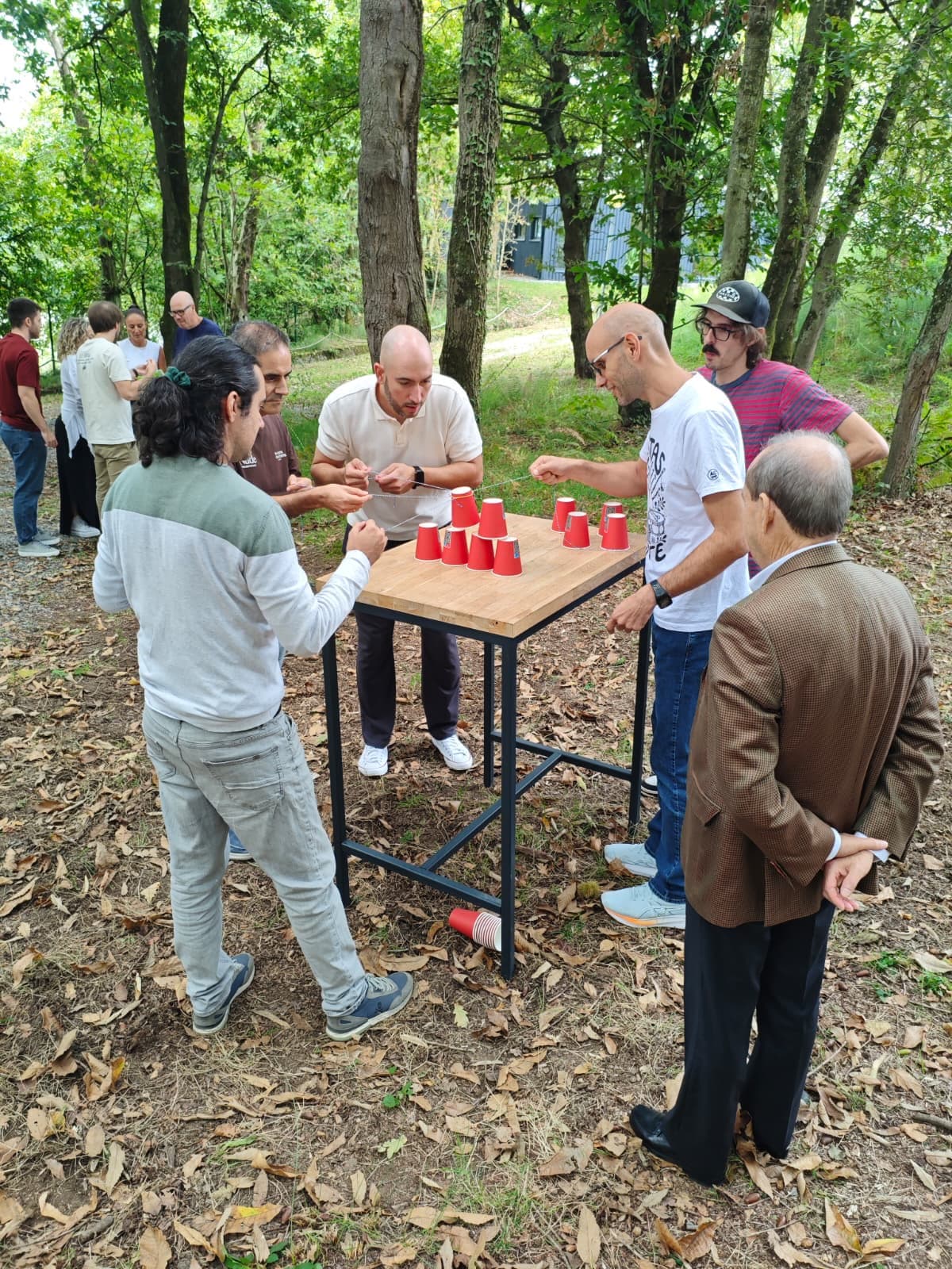 Reto de coordinación de ISTRAM con vasos en team building