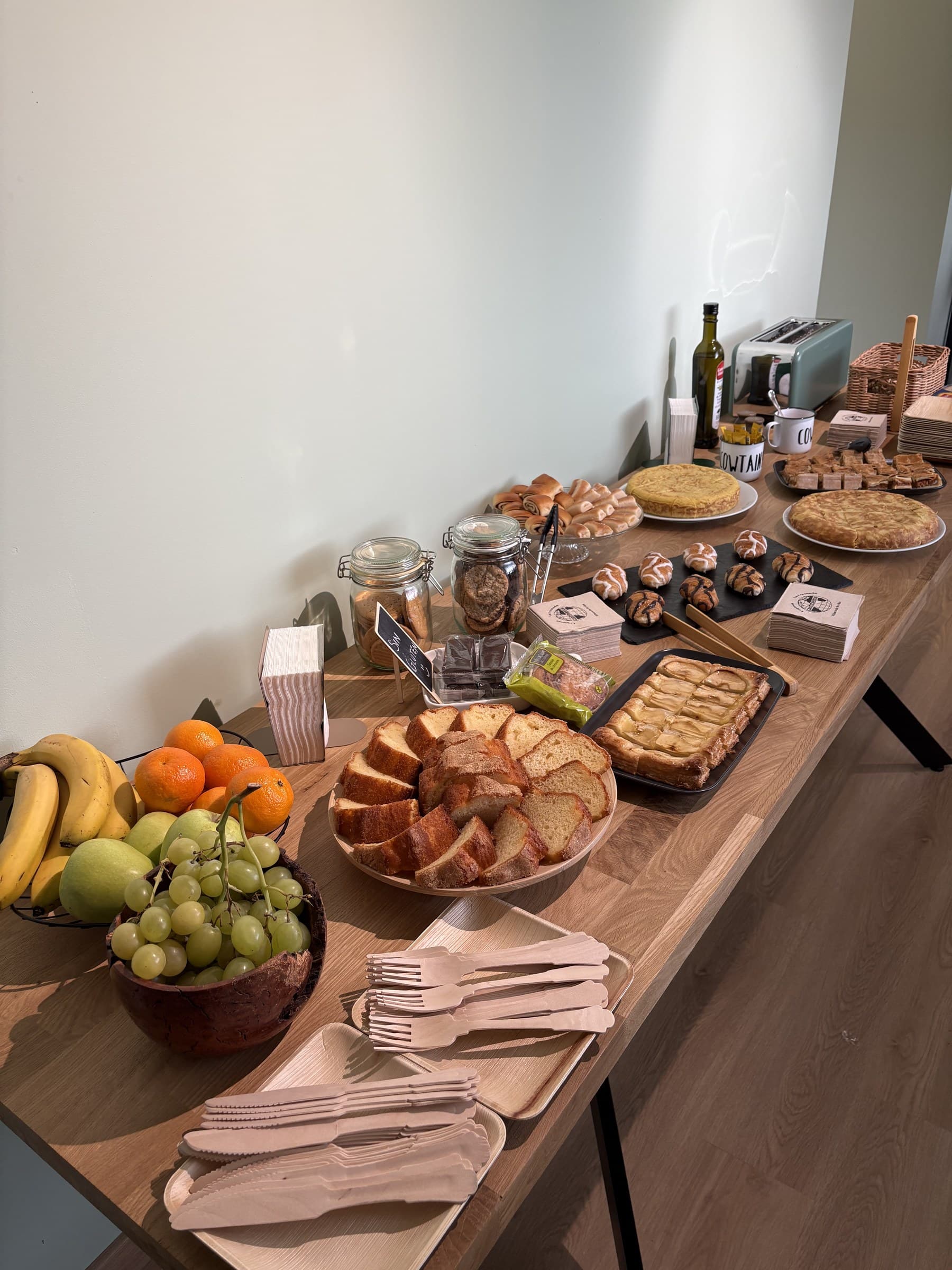 Mesa de desayuno buffet en el Office interior de Cowtainers